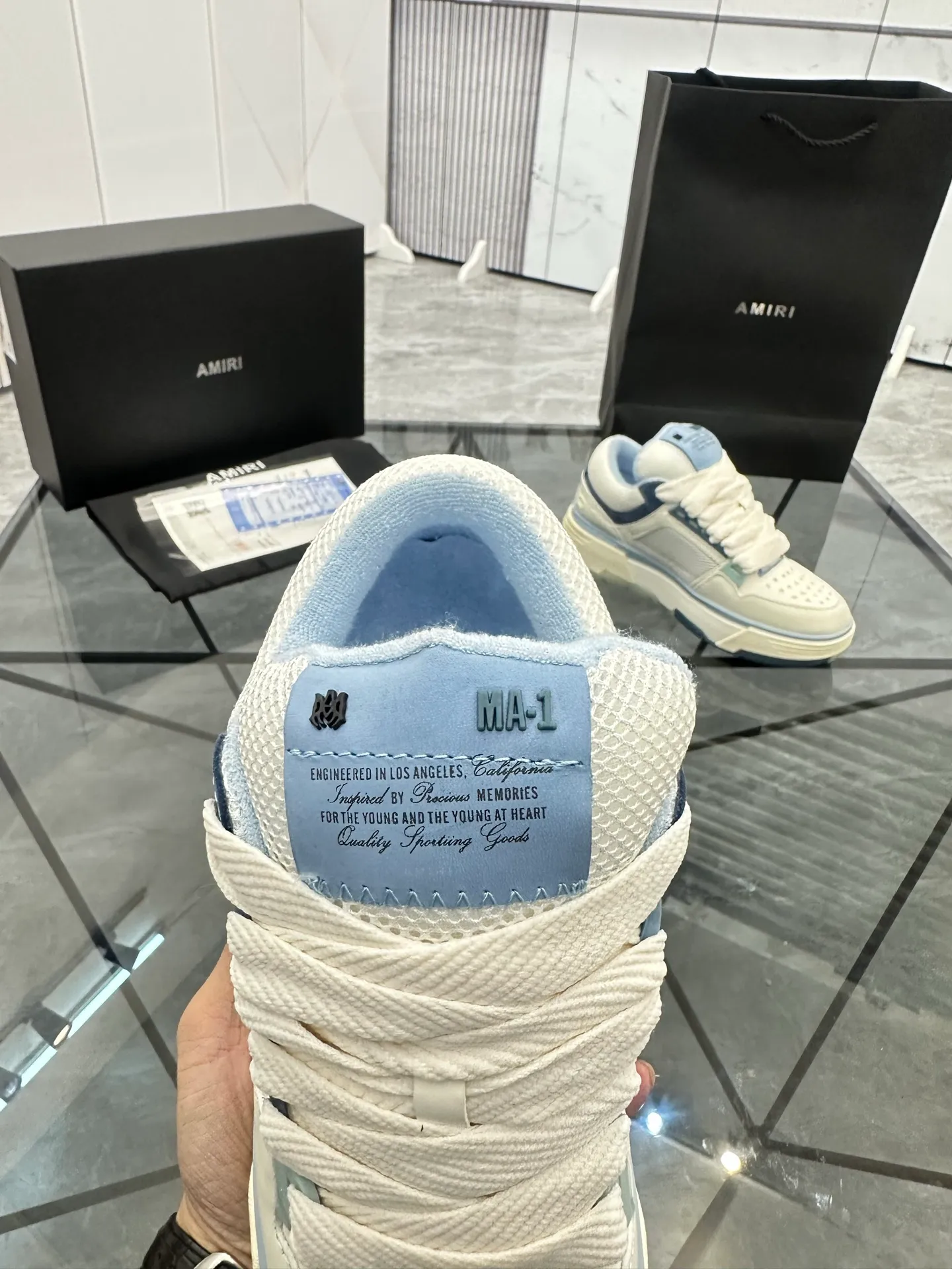 Men's shoes: 💰P720¥ Guangzhou top quality Product trademark: AMIRI* "Amir*" low-top casual shoes Regular size: 39-44 (can be customized to 45) Product materials: upper imported first-layer cowhide stitching original material, breathable lining, original outsole. Number: 525